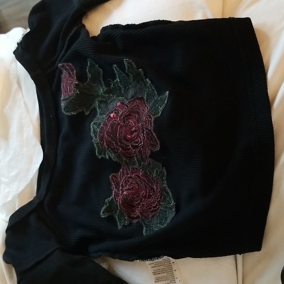 Zechka Black Cropped Top W Pink Roses Appliques Puffy Lace Sleeves Size S - Picture 10 of 12